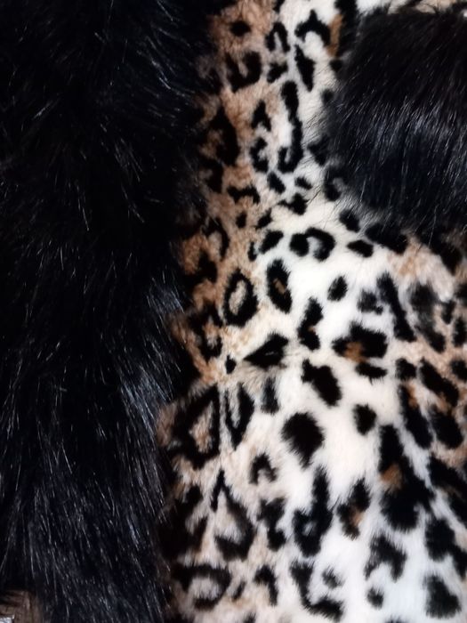 Vând haină de blana animal print