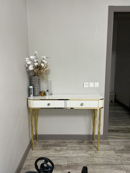 Консоль, туалетный столик