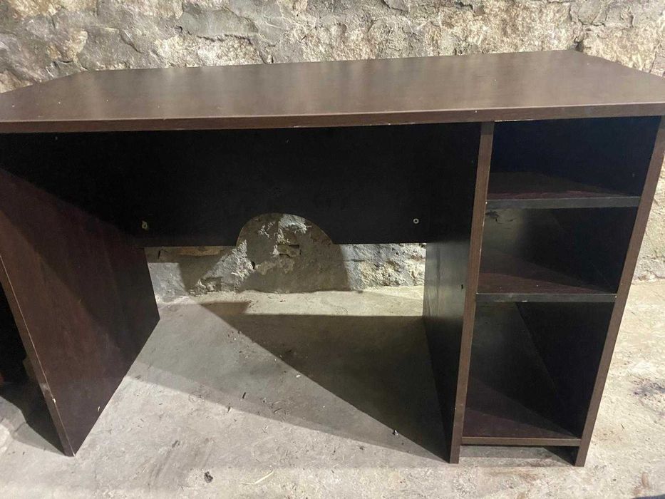 Стабилно дървено бюро – здраво и практично