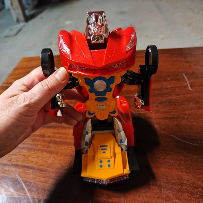 Червена кола трансформърс