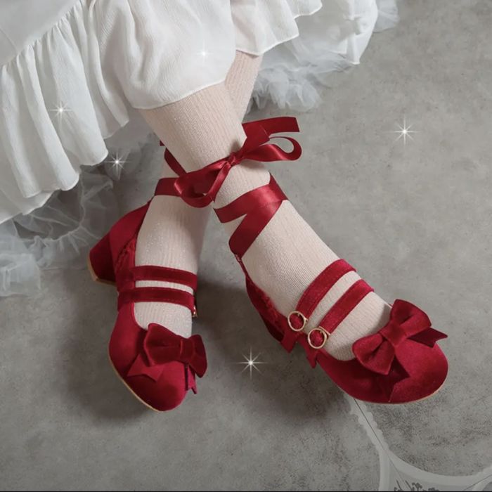 Срочно продам новые туфли красные