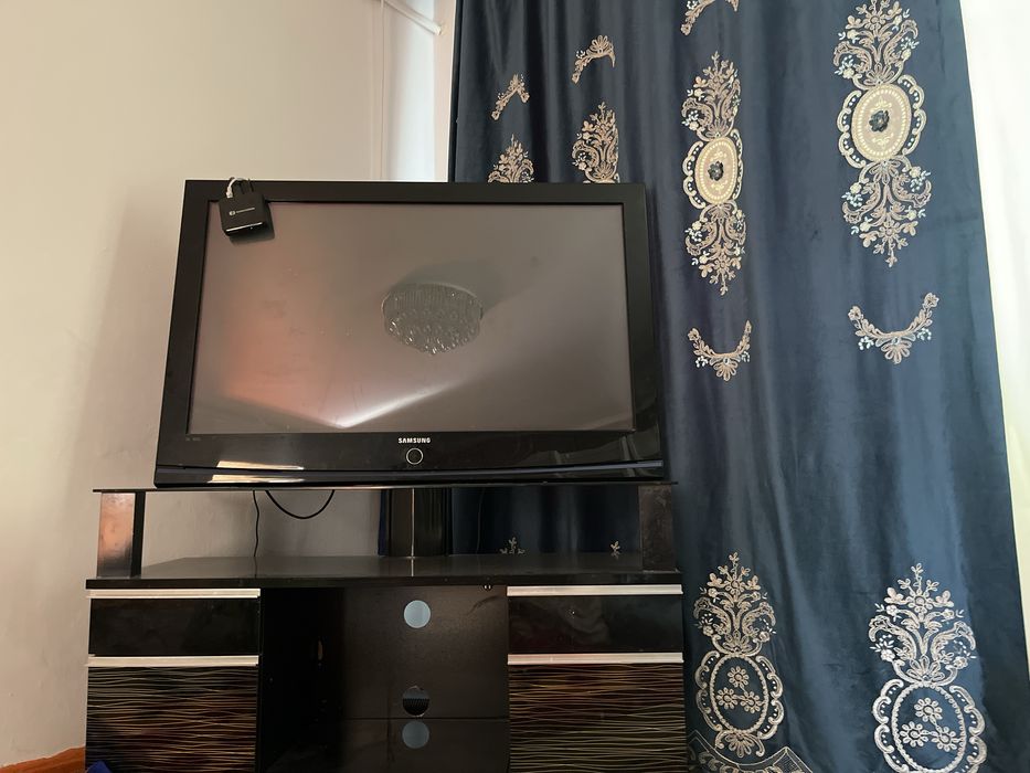 Продается большой телевизор с подставкой