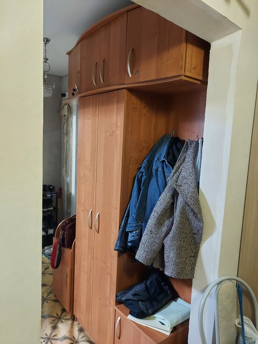 Шкаф в прихожую,тумбочка