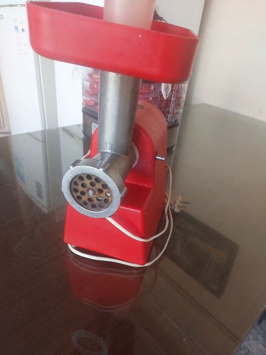 Продам электрическую мясорубку.