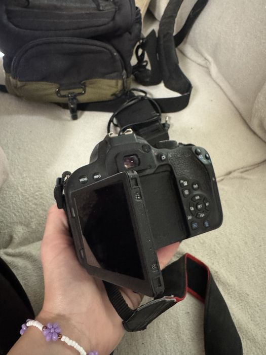 Aparat foto DSLR Cannon 800D