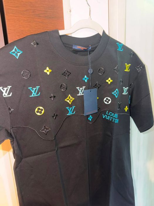Tricou Louis Vuitton Negru -Nou cu etichetă (Monogram Brodat / Multicоlor)