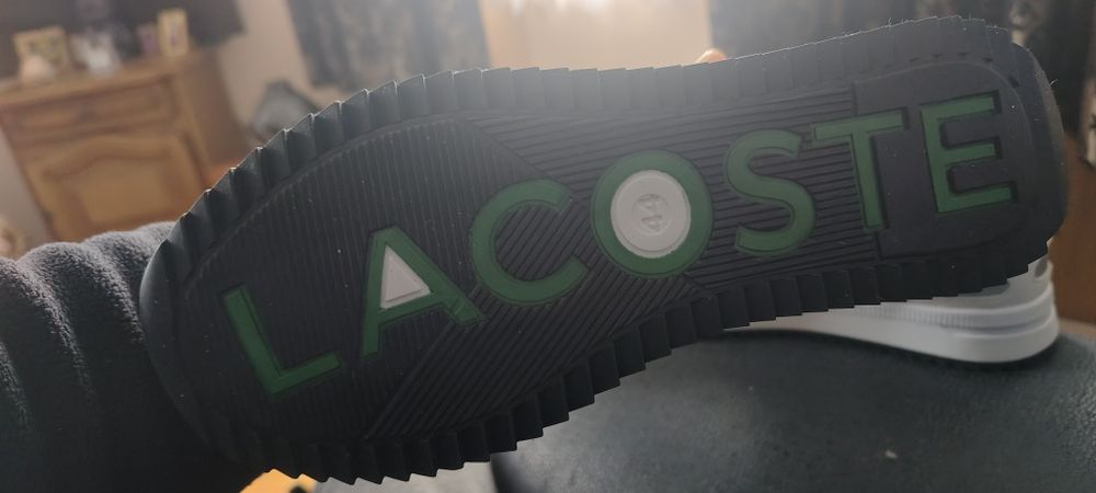 Adidași noi cu eticheta