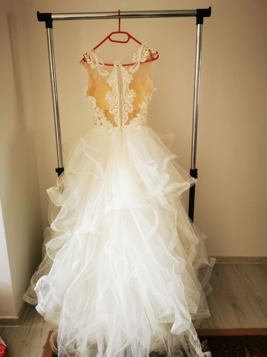 Vand rochie de mireasa + Crinolina
