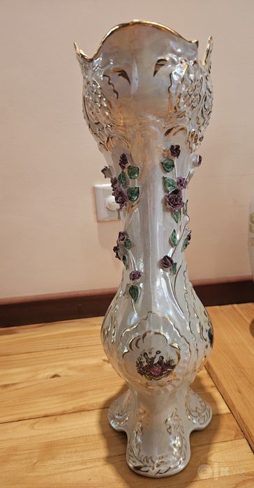 Фарфоровая ваза 60 см в стиле Coalbrookdale / Coalport с рельефными цв