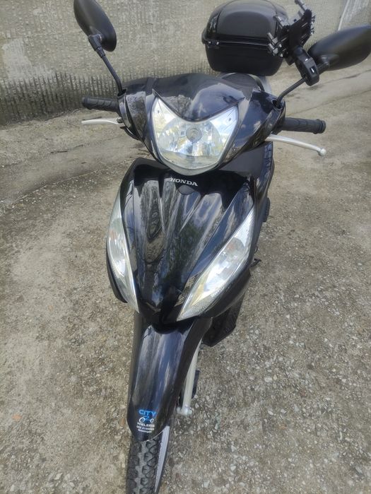 Продавам скутер Honda Vision 50