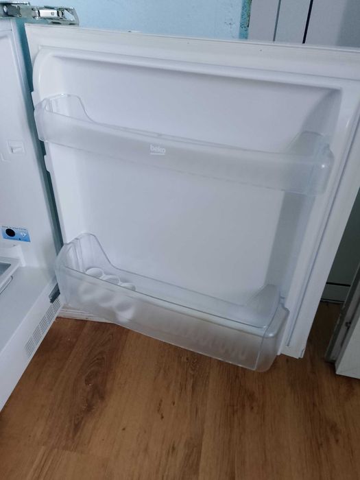 Минихладилник за вграждане Веко