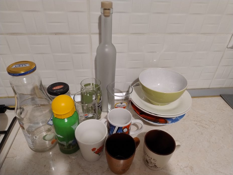 Donez veselă descompletată + o sacoșă cu borcane