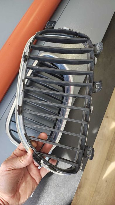 Grile bara fata BMW E60 OE originale, nari cromate, stare foarte buna