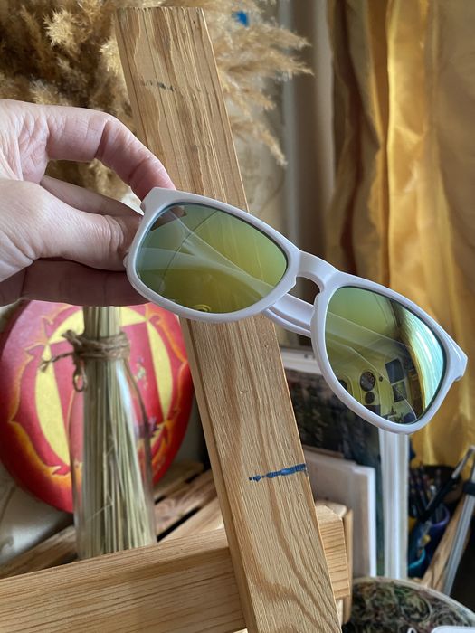 Солнцезащитные зеркальные очки.