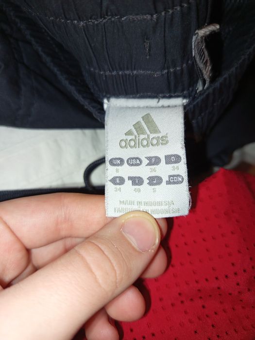 Vând pantaloni adidas