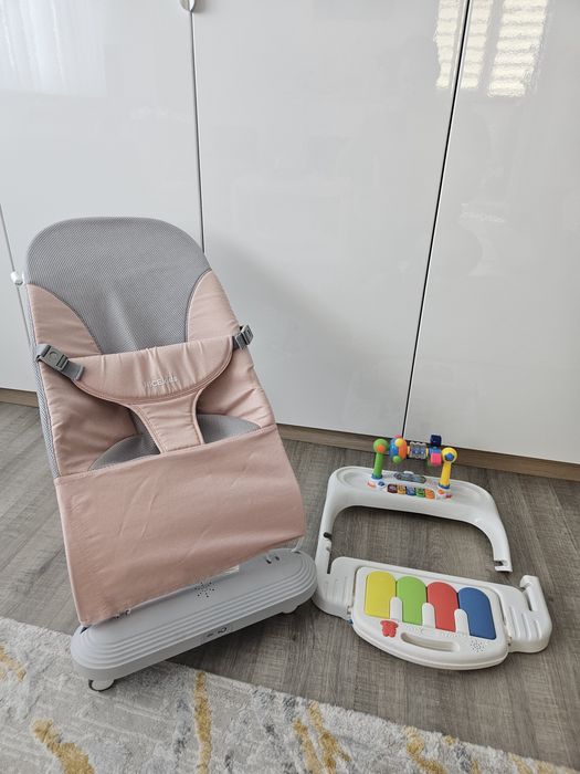 Balansoar bebeluși NiceKids, roz, pliabil, cu pian și jucării