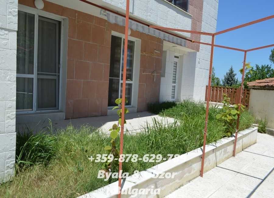 Обзаведен двустаен апартамент със собствен двор-градина в гр.Бяла