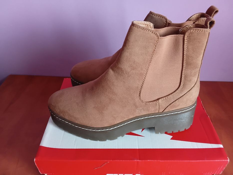 Vànd Ghete Dama Bershka  Marimea 38 Italia  Noi