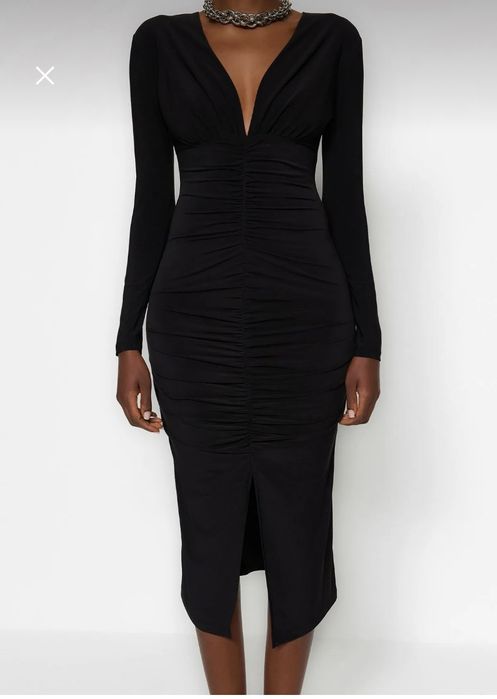 Rochie neagră drapetata cu decolteu în V