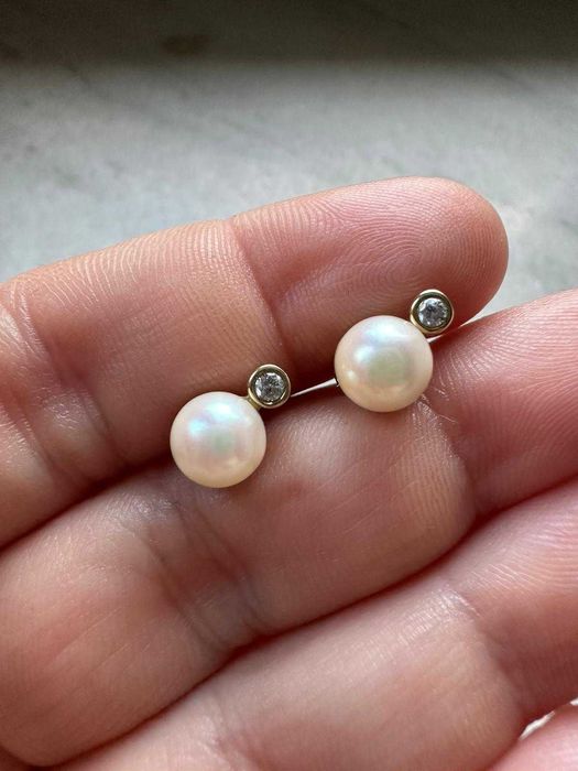 Pereche de cercei din aur galben, decorată cu perle Akoya și diamante