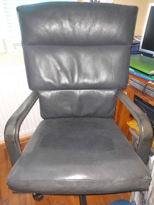 Кожен офис стол сив