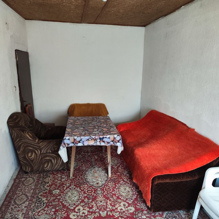 Давам Под наем 2 Халета с 5 дка. Двор + 2 рибарника