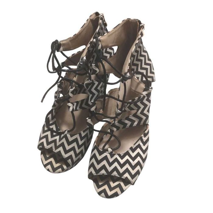 Vand sandale cu model alb si negru - marimea 41