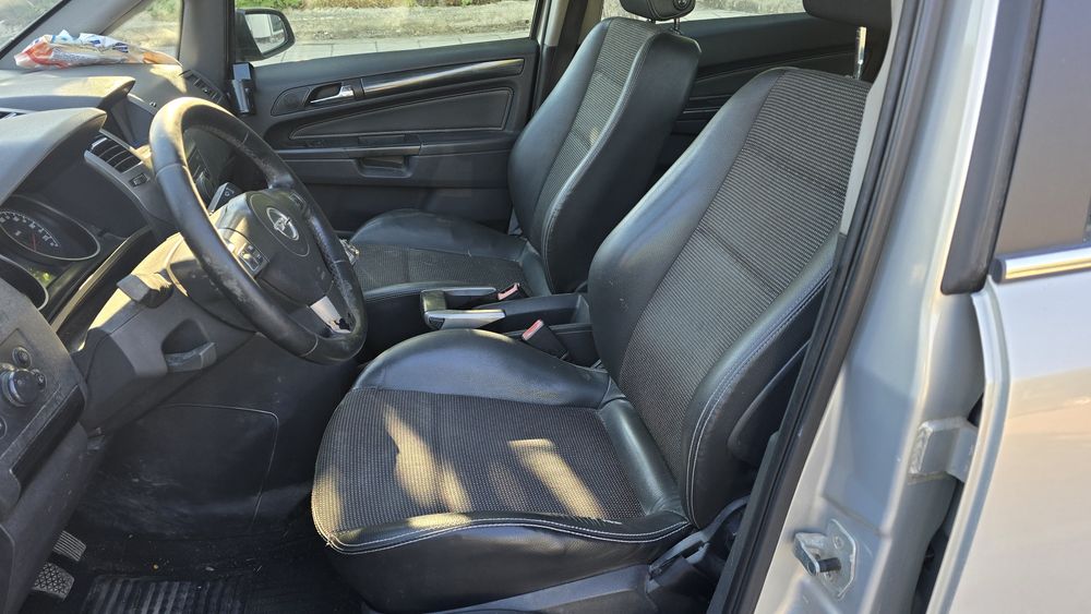 Opel Zafira B на части