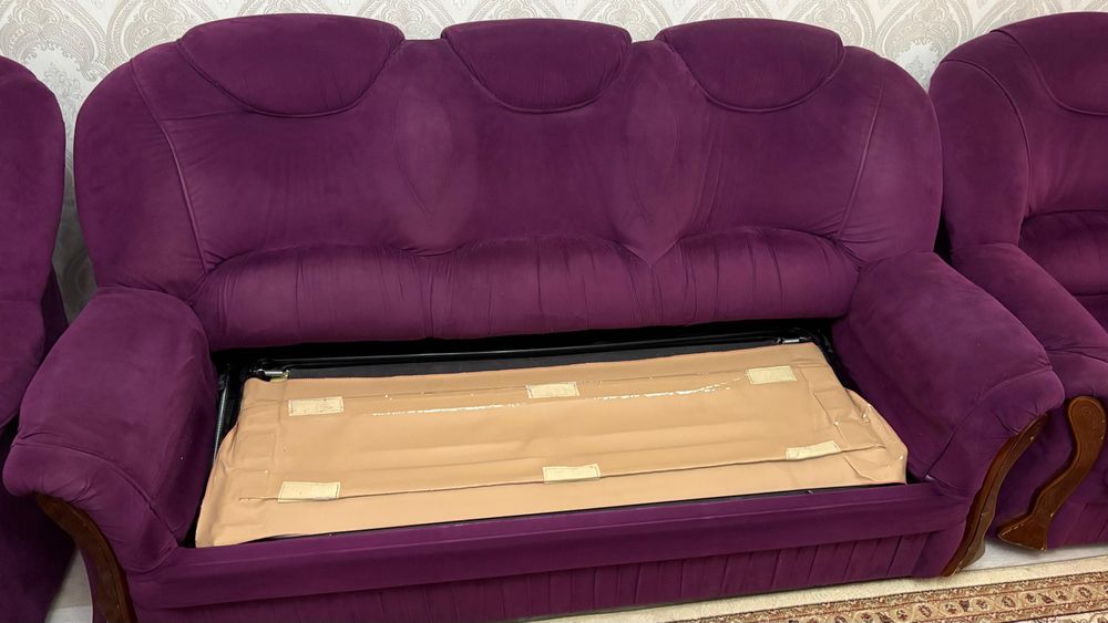 Продается диван вместе с 2 креслами.