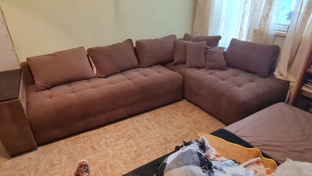 Голям диван със шест възглавници