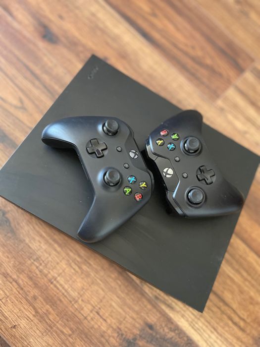 Xbox One X + 2 оригинални контролера