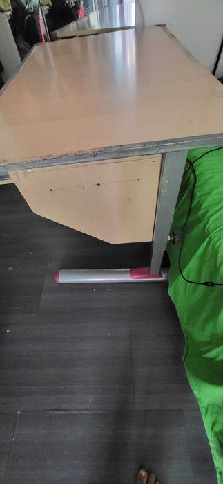 Birou copii reglabil mecanic pe inaltime si cu planseta ce se inclina