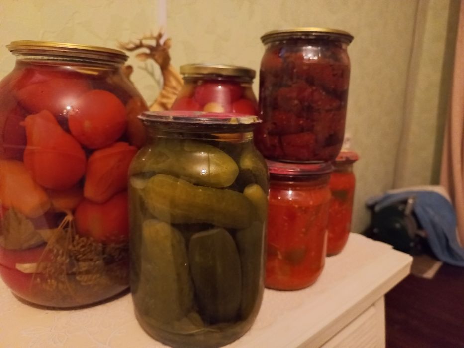 Домашняя засолка и листья базилика.