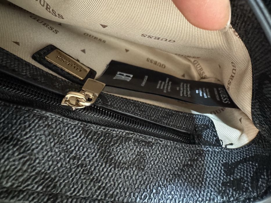 Оригинална чанта Guess.