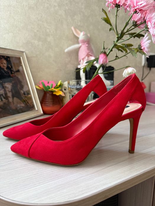 Продаю туфли красные