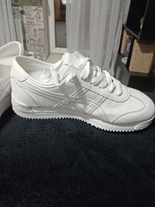 Кроссовки продам