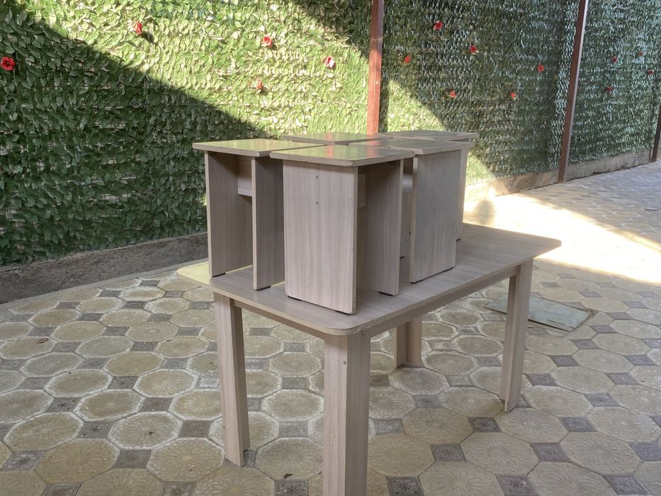 Новый деревянный стол с 4 табуретами (комплект)