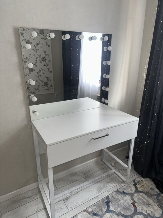 Столик для макияжа