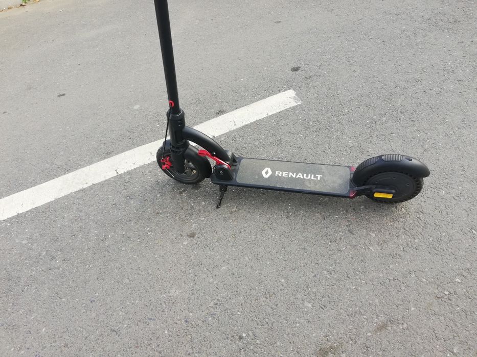 Vând trotineta Renault.