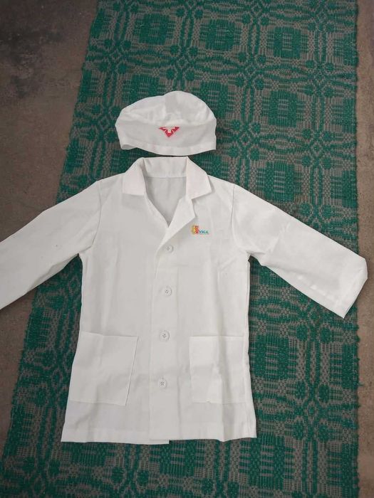 Лекарска манта и шапка за млади лекари