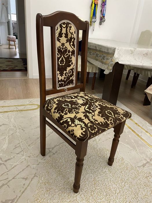 Стол и стулья в гостиную