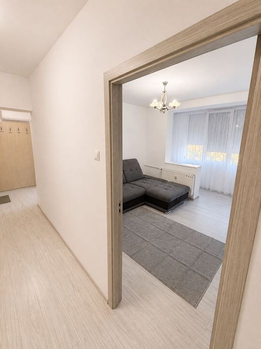 Se închiriază apartament cu 2 camere, decomandat, având o suprafață utilă de 52 mp, situat la etajul 3 din 4, în cartierul Rogerius.