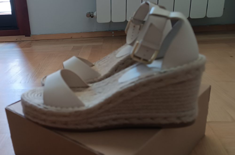 Продавам сандали 38 нoмер на платформа Mango