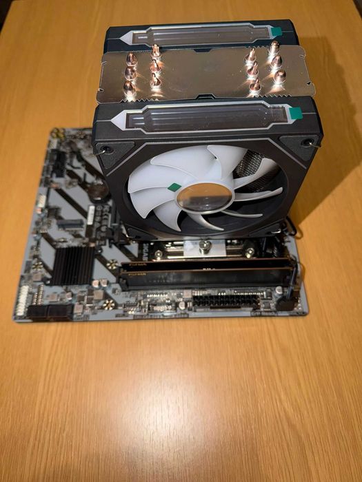 Placa de baza Gigabyte H810M S2H cu procesor Intel Ultra 5 235 3.4Ghz+16gb ddr5 Crucial 5600mhz