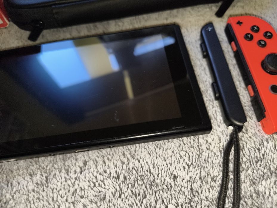 Nintendo Switch V2 (HAC-001-01) + Mario Kart 8, Animal Crossing, Luigi's Mansion 3