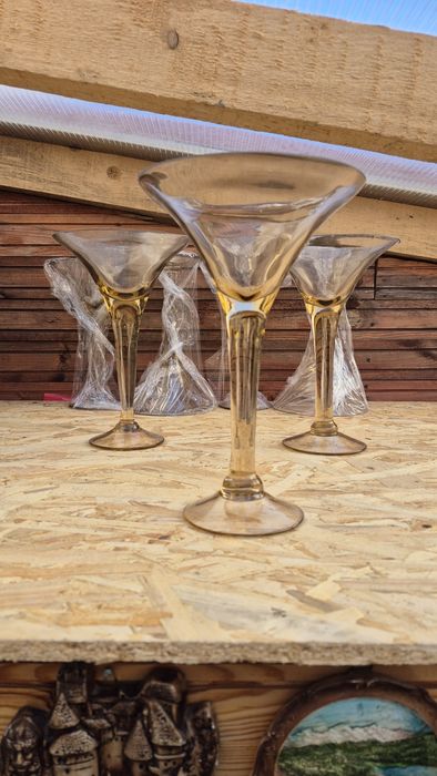 Vas de sticla Martini pentru cocktail si aranjamente florale