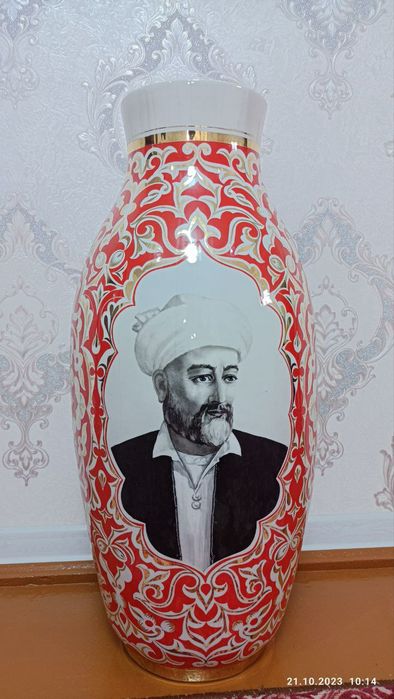 Katta vaza Alisher Navoiy