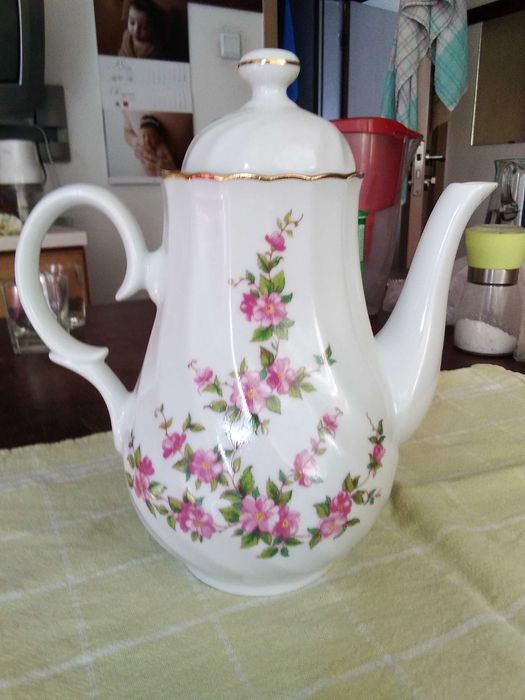 20% отстъпка на всичко до 20 ноември Порцеланова кана, чаши, чайник