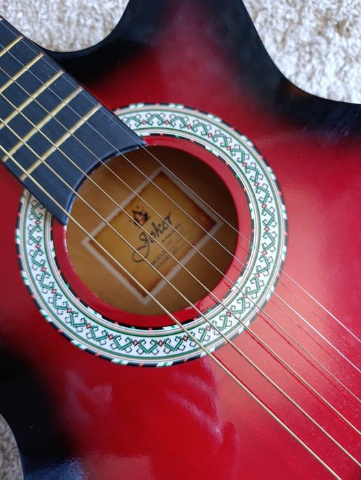 Продам акустическую гитару