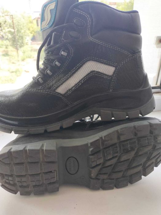 Продаю рабочие ботинки размер 40, 41  и 42